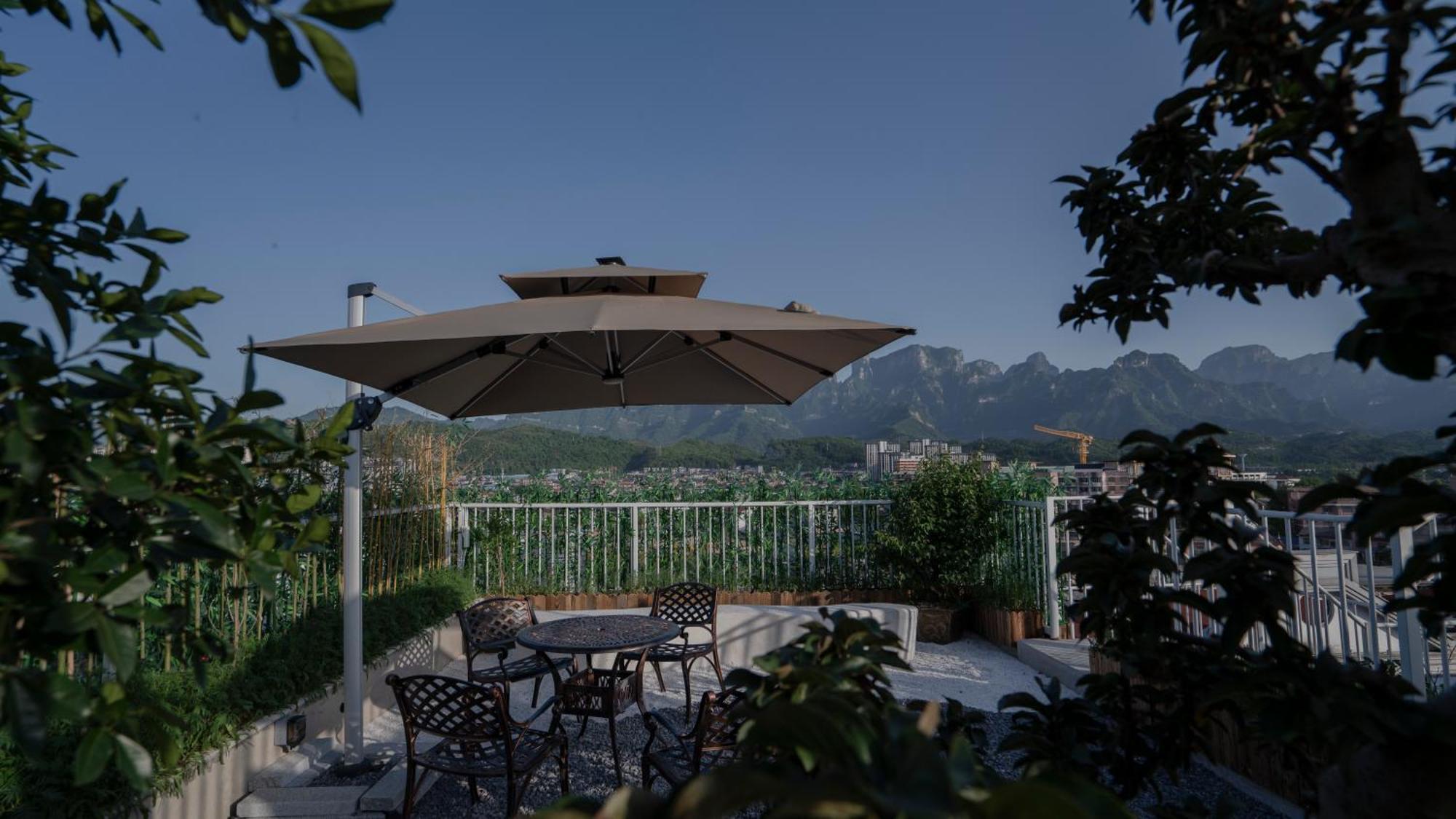 ז'אנגג'יאג'י Patio Spring Holiday Inn -- Free Round Trip Pick-Up Service --Panoramic View Of Tianmen Mount מראה חיצוני תמונה
