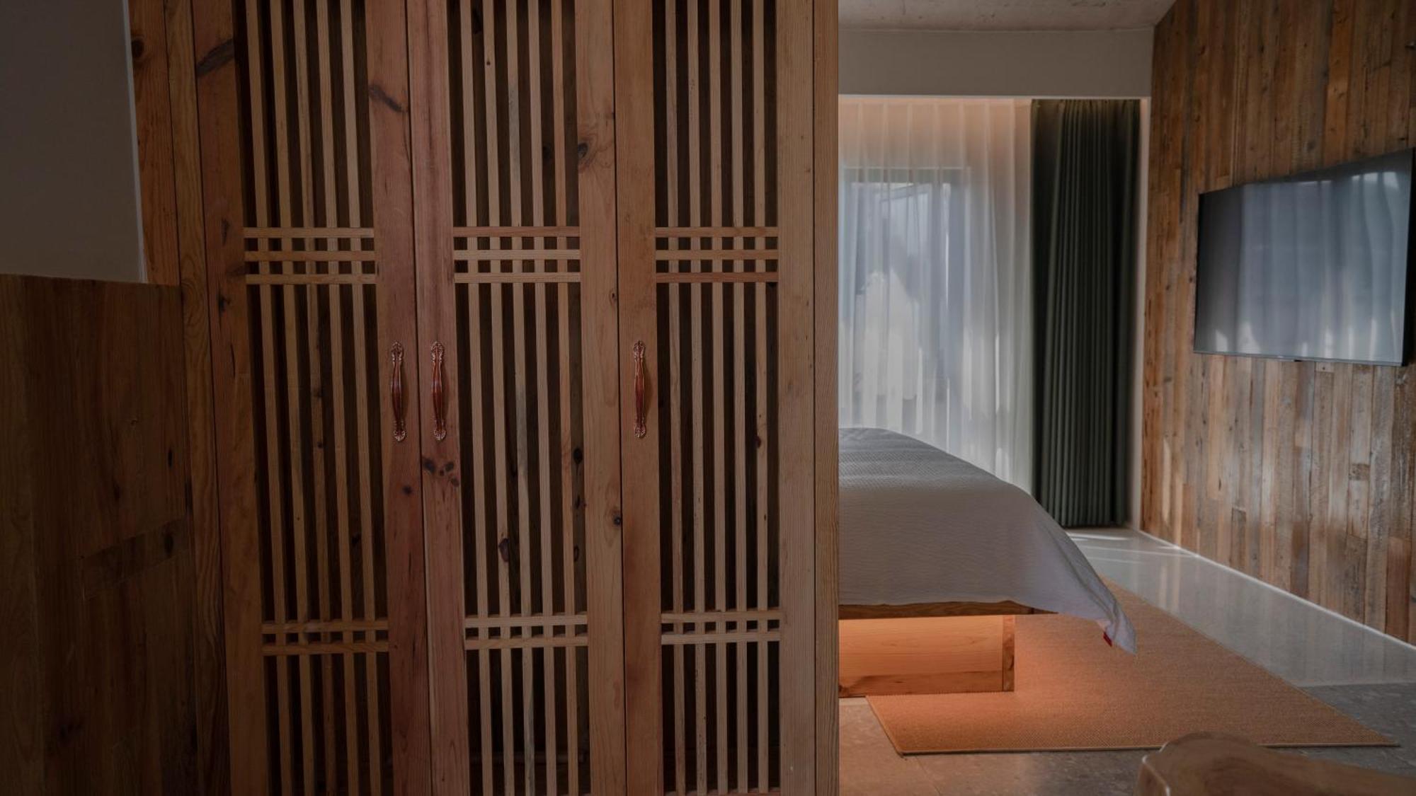 ז'אנגג'יאג'י Patio Spring Holiday Inn -- Free Round Trip Pick-Up Service --Panoramic View Of Tianmen Mount מראה חיצוני תמונה