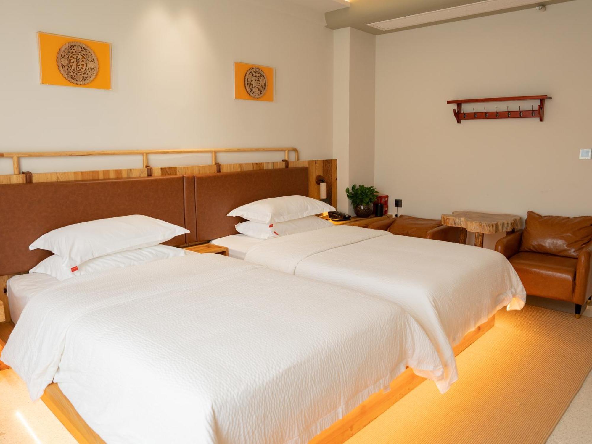 ז'אנגג'יאג'י Patio Spring Holiday Inn -- Free Round Trip Pick-Up Service --Panoramic View Of Tianmen Mount מראה חיצוני תמונה