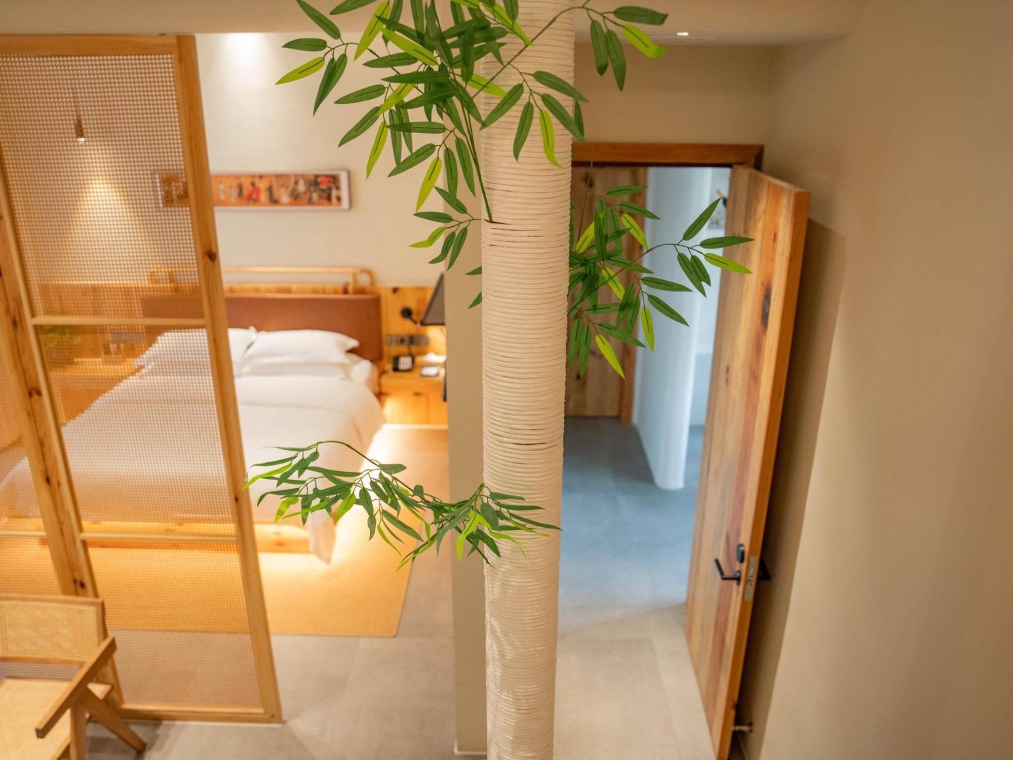 ז'אנגג'יאג'י Patio Spring Holiday Inn -- Free Round Trip Pick-Up Service --Panoramic View Of Tianmen Mount מראה חיצוני תמונה