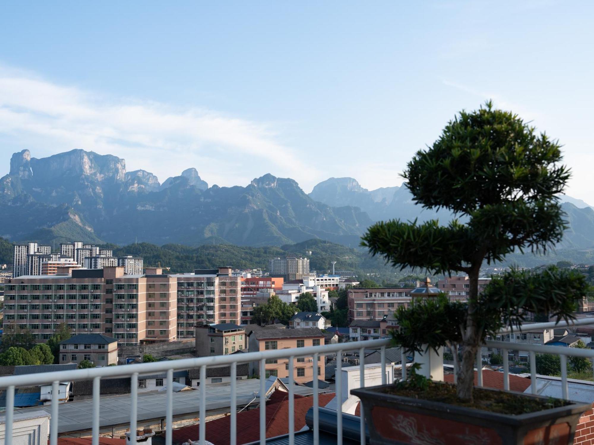 ז'אנגג'יאג'י Patio Spring Holiday Inn -- Free Round Trip Pick-Up Service --Panoramic View Of Tianmen Mount מראה חיצוני תמונה
