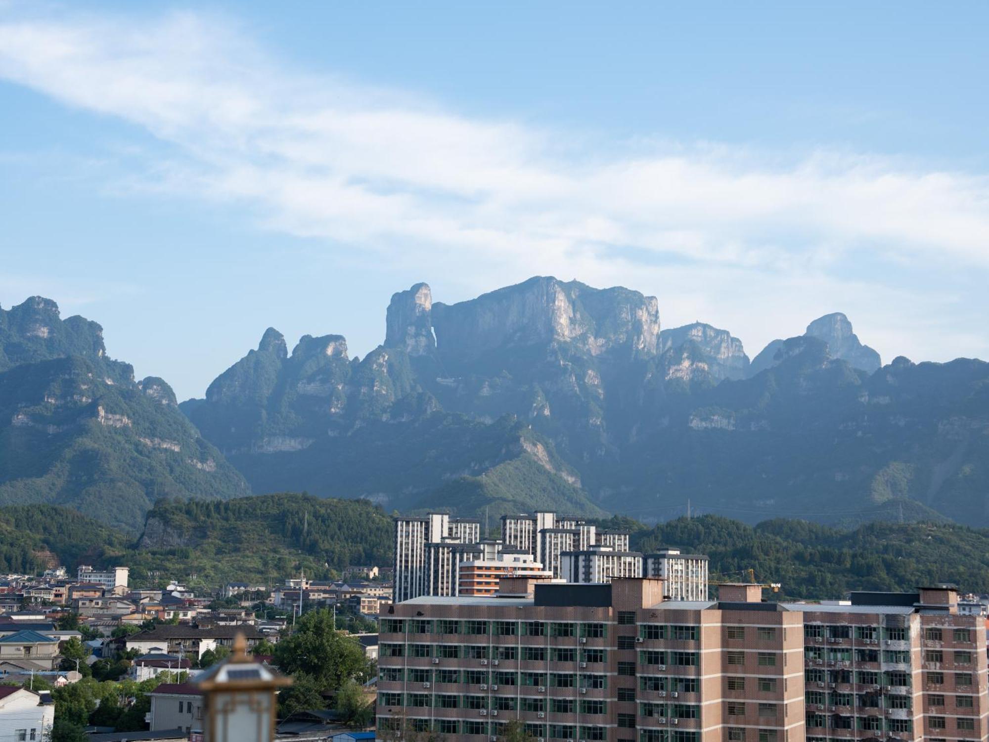 ז'אנגג'יאג'י Patio Spring Holiday Inn -- Free Round Trip Pick-Up Service --Panoramic View Of Tianmen Mount מראה חיצוני תמונה