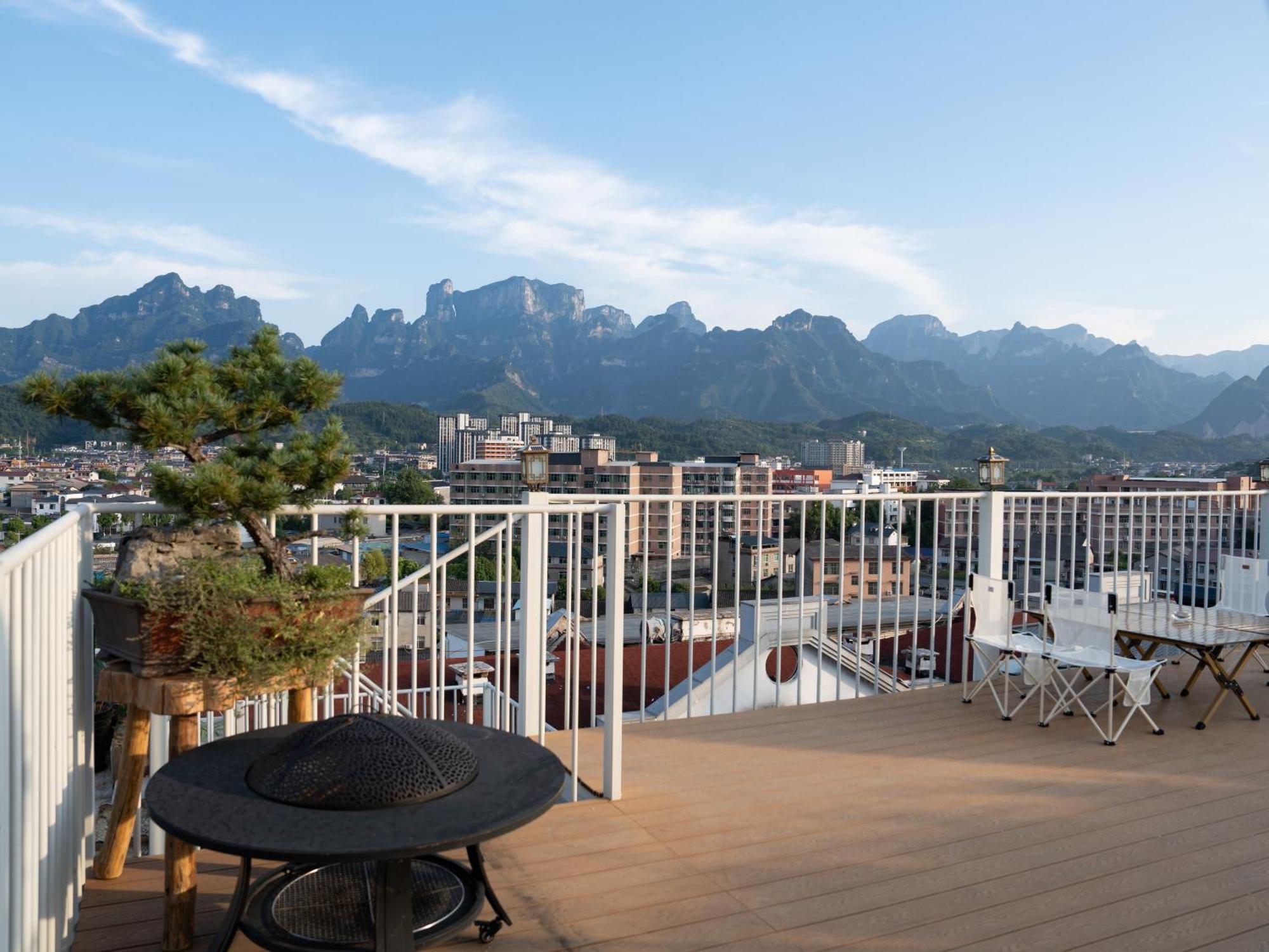ז'אנגג'יאג'י Patio Spring Holiday Inn -- Free Round Trip Pick-Up Service --Panoramic View Of Tianmen Mount מראה חיצוני תמונה
